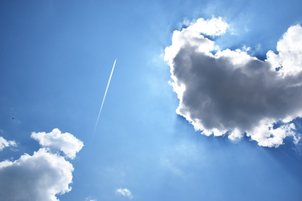 jet-stream-and-sun-behind-clouds